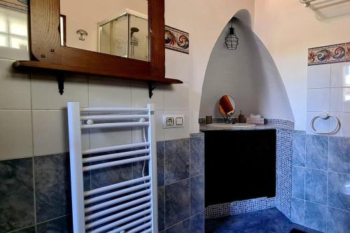 a bathroom with a shower and a mirror at Casa Antiguo Obrador in Muriellos