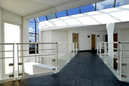 a hallway in a building with a lot of windows at KYRIAD ECO LILLE SUD - Noyelles Godault in Noyelles-Godault