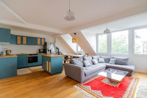 un salon avec un canapé et une cuisine dans l'établissement Modern Loft with Terrace in Paris, à Paris
