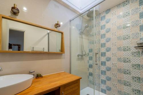 une salle de bain avec un lavabo et une douche dans l'établissement Modern Loft with Terrace in Paris, à Paris
