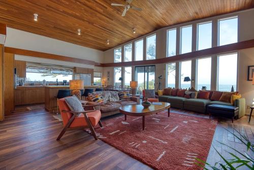 库斯贝#StayinMyDistrict Cape Arago Sanctuary at the Sea的客厅里有一张沙发和一张桌子。