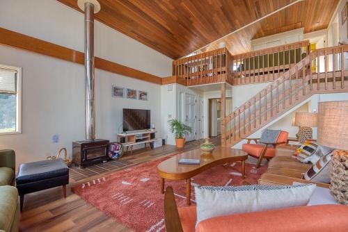 库斯贝#StayinMyDistrict Cape Arago Sanctuary at the Sea的客厅里有一张沙发和一张桌子。