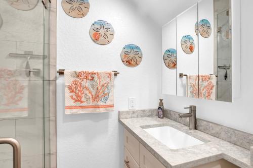 un baño con lavabo y espejo en Ocean Front Serenity Awaits, en Marathon