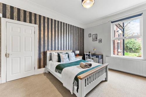 une chambre avec un lit sur lequel est allongé un chien dans l'établissement Elegant 6-BR home, Monthly Savings, Free Parking, à Nether Edge