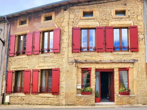 un bâtiment en briques avec volets rouges et fenêtres dans l'établissement Chambre confortable avec salle d'eau privative - FR-1-584-326, à Boismont