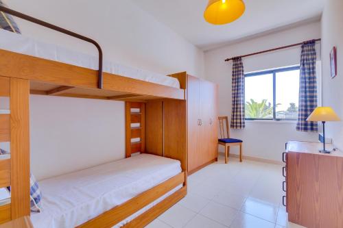 Apartamento Farol com piscina e estacionamento