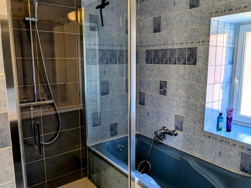 Bilik mandi di Maison plain pied avec jardin clos à Longchamps - FR-1-585-137