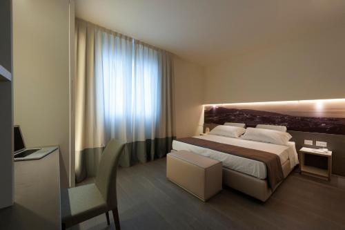 Postel nebo postele na pokoji v ubytování Villa del Poggio Prosecco Bike Hotel