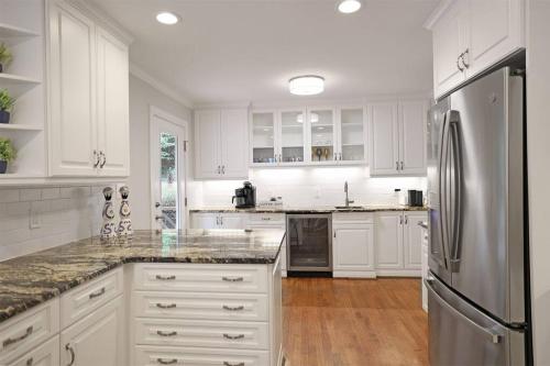 Una cocina o cocineta en Sunset Point Pool House Close to Duke University