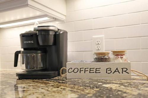 Tetera y cafetera en Sunset Point Pool House Close to Duke University
