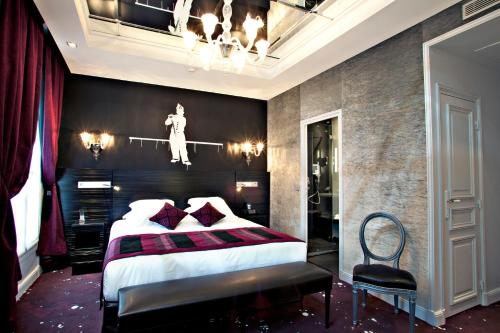 Maison Albar- Le Champs-Elyséesにあるベッド