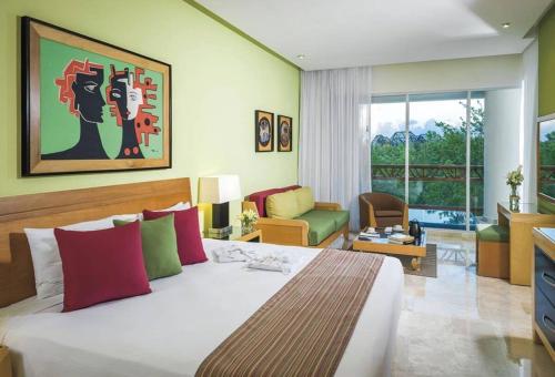 una camera da letto con un letto grande e un soggiorno di 2BD Grand Bliss Vidanta Resort Riviera Maya a Playa del Carmen