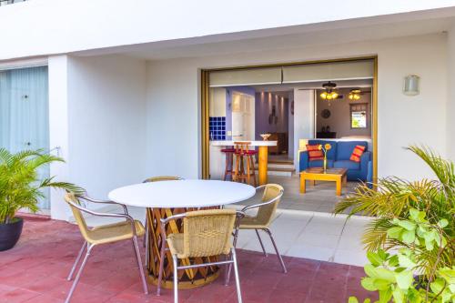 プエルト・バジャルタにあるCasa Vista del Mar - Hermoso condo frente al Marのパティオ(白いテーブル、椅子付)