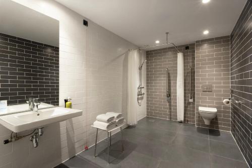 ディーゲムにあるHoliday Inn Express Brussels - Airport by IHGのバスルーム(シンク、シャワー、トイレ付)