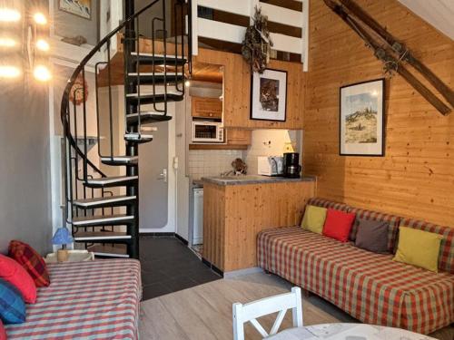 un salon avec un canapé et un escalier en colimaçon dans l'établissement Charmant Studio en Duplex pour 4 pers. - Accès pistes & proche Aquariaz - FR-1-634-32, à Avoriaz