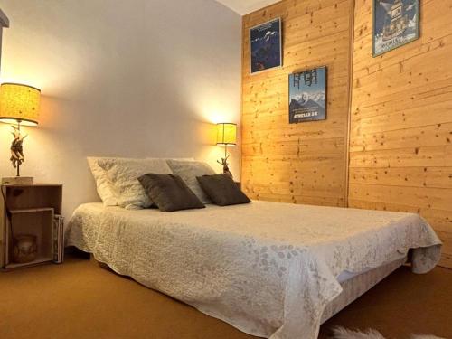 une chambre avec un lit avec deux oreillers dessus dans l'établissement Charmant Studio en Duplex pour 4 pers. - Accès pistes & proche Aquariaz - FR-1-634-32, à Avoriaz