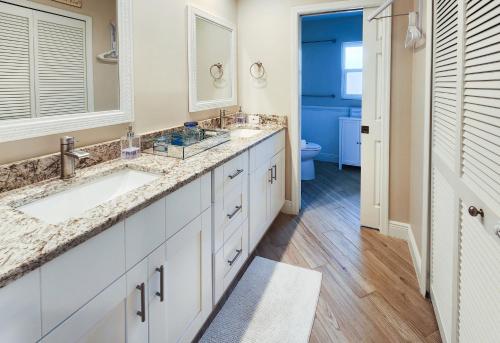 une salle de bain avec deux lavabos et un WC dans l'établissement The Cape Escape, à Cape Coral