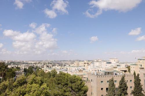 a view of a city with buildings and trees at אחוזת קסם in Yerushalayim