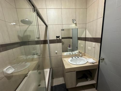 Un baño de Departamento Miraflores Larcomar con terraza