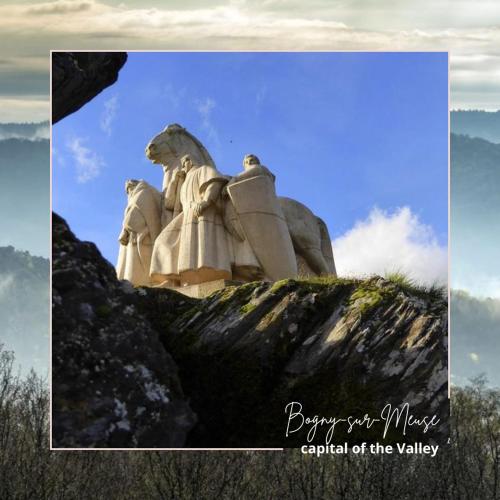 Une statue de trois lions au sommet d'une montagne dans l'établissement Cocooning I Feel at Home, à Braux