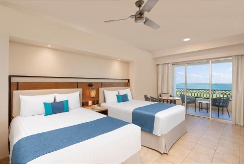 Postel nebo postele na pokoji v ubytování GR Solaris Cancun - All Inclusive