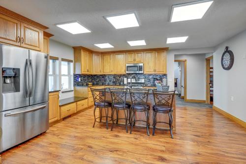 Η κουζίνα ή μικρή κουζίνα στο Waterfront Bay City Home with Dock and Boat Launch!
