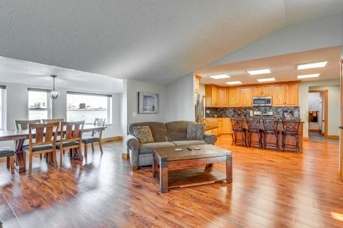 Η κουζίνα ή μικρή κουζίνα στο Waterfront Bay City Home with Dock and Boat Launch!