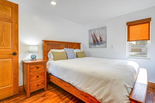 Ένα ή περισσότερα κρεβάτια σε δωμάτιο στο Waterfront Bay City Home with Dock and Boat Launch!