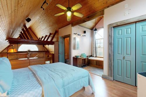a bedroom with a large bed and a ceiling at Driftwood Hideaway in Canyon Lake