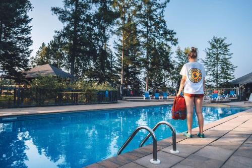 Bazén v ubytování Waterfront Suite & Lake Resort nebo v jeho okolí