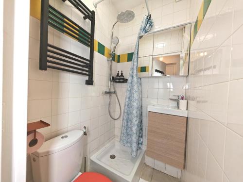 une salle de bain avec toilettes, lavabo et douche dans l'établissement Cozy - Marché aux Puces de Saint-Ouen, à Saint-Ouen