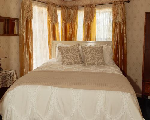 Julian Gold Rush Hotelにあるベッド