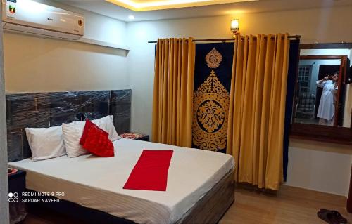 Postel nebo postele na pokoji v ubytování Bless Inn Residency