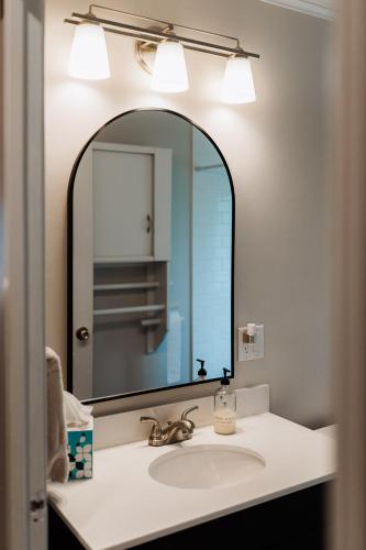 Un baño de Beautiful 3BR Home Near Lake MI