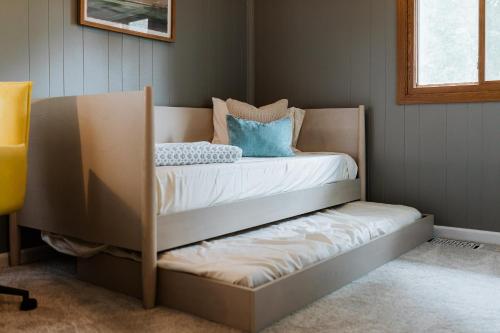 Una cama o camas en una habitación de Beautiful 3BR Home Near Lake MI