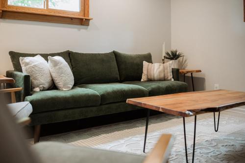Un lugar para sentarse en Beautiful 3BR Home Near Lake MI