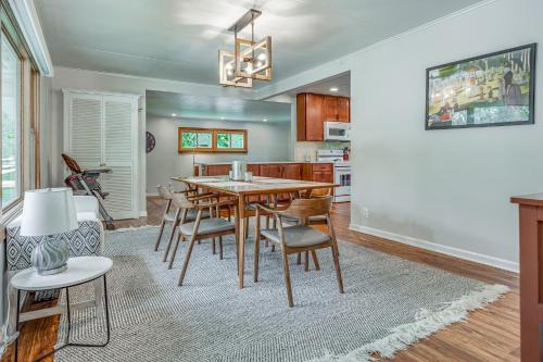 Una cocina o cocineta en Beautiful 3BR Home Near Lake MI