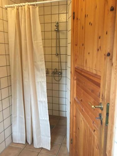 a bathroom with a shower and a shower curtain at LANDSTED nær HAV og BY - aktiv og rekreativ ferie in Ebeltoft