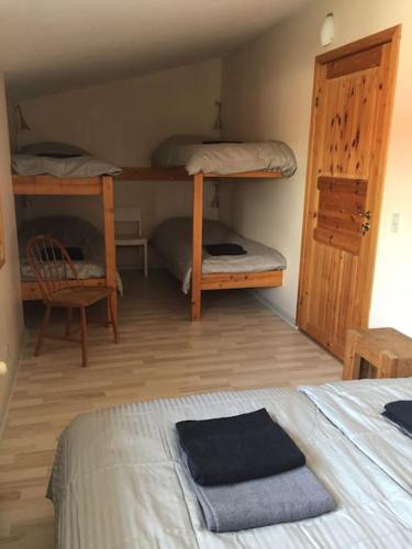 a bedroom with two bunk beds and a bed at LANDSTED nær HAV og BY - aktiv og rekreativ ferie in Ebeltoft