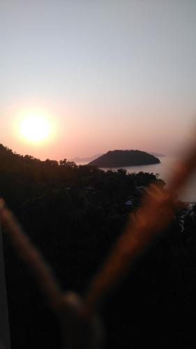 a sunset seen from the top of a hill at Apartamento Aconchegante Porto Real Resort Mangaratiba in Mangaratiba