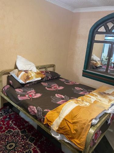 ein leeres Bett in einem Zimmer mit Spiegel in der Unterkunft New Kitisuru Apartment in Nairobi
