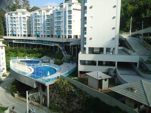 arial view of a building with a swimming pool at Apartamento Aconchegante Porto Real Resort Mangaratiba in Mangaratiba