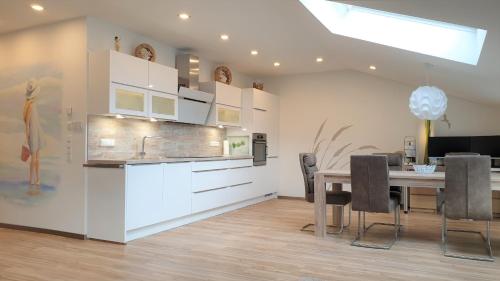 a kitchen and dining room with a table and chairs at Urlaubsdomizil InselLust-Rügen in Sassnitz
