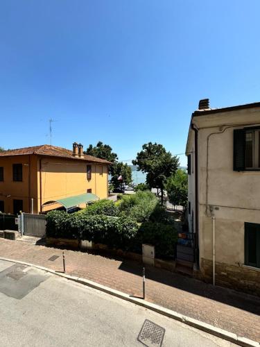 a street next to a building and a house at Appartamento La Valle in Passignano sul Trasimeno