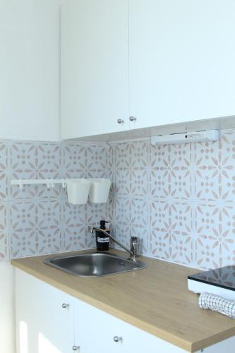 - un comptoir de cuisine avec un évier et un miroir dans l'établissement L'Opale, studette 2, à Berck-sur-Mer