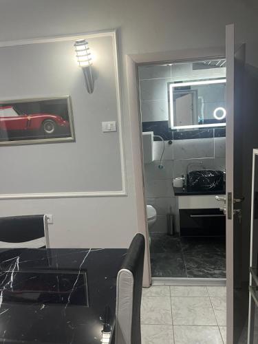 a room with a table and a car on the wall at Vukmanović apartmani in Kikinda
