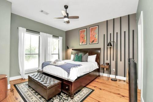 a bedroom with a bed and a ceiling fan at 2bd Townhouse with Houston's city skyline view in Houston