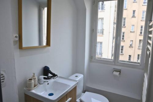 Et badeværelse på Charmant Appartement à Paris 2P
