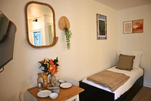 En eller flere senge i et værelse på Charmant Appartement à Paris 2P