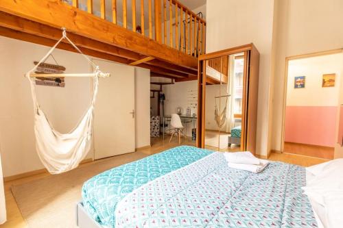 - une chambre avec un lit et un hamac dans l'établissement Centre ville 24 couchages Marmontel, à Clermont-Ferrand